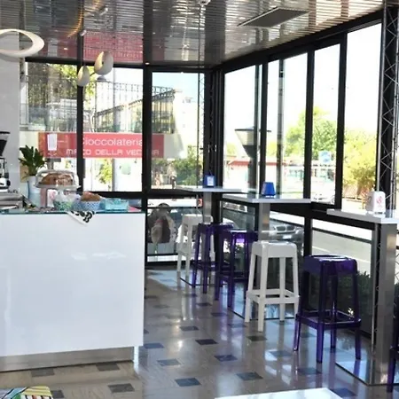 Adelphi Отель Риччоне