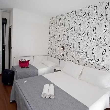 Adelphi ホテル 3*
